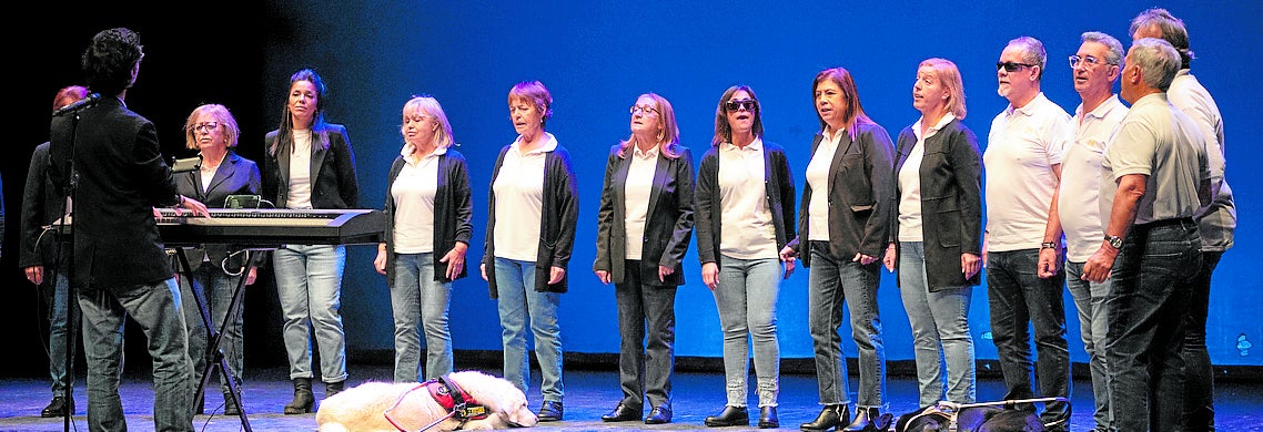 Imagen principal - Llega Papa Noel entre guirnaldas y villancicos