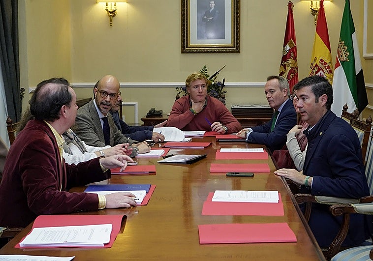 El alcalde preside el consejo rector al que han acudido el consejero Martín y Carmen Yáñez, entre otros.