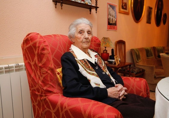 Montaña Pallés, extremeña de 87 años que vive sola, en el salón de su casa.