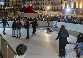 La pista de patinaje de la Plaza Mayor funcionando ya este viernes.
