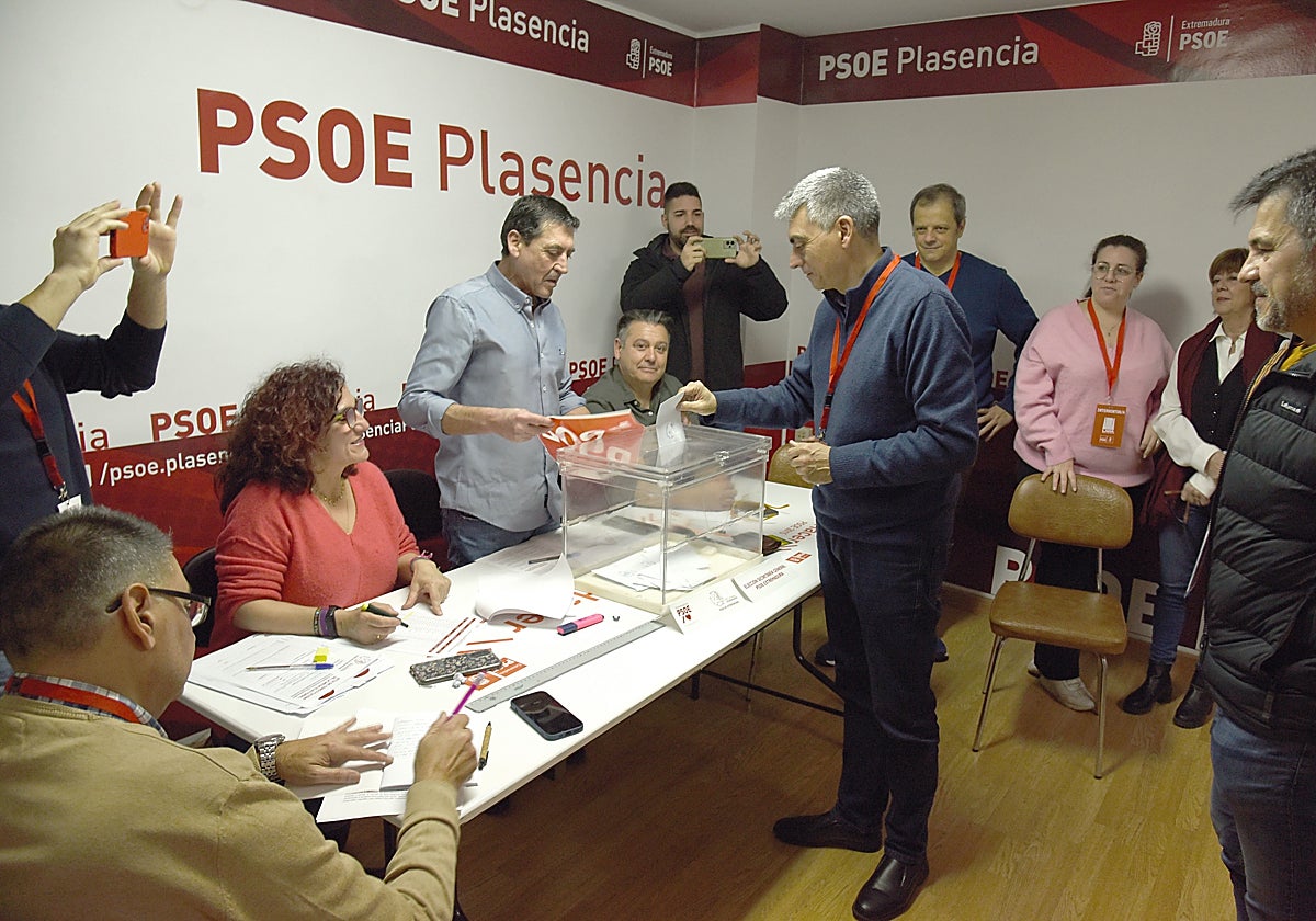 Militantes socialistas votan en las primarias del pasado marzo.