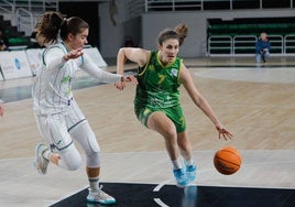 Fontela conduce el balón ante la presión de una jugadora del Mijas.