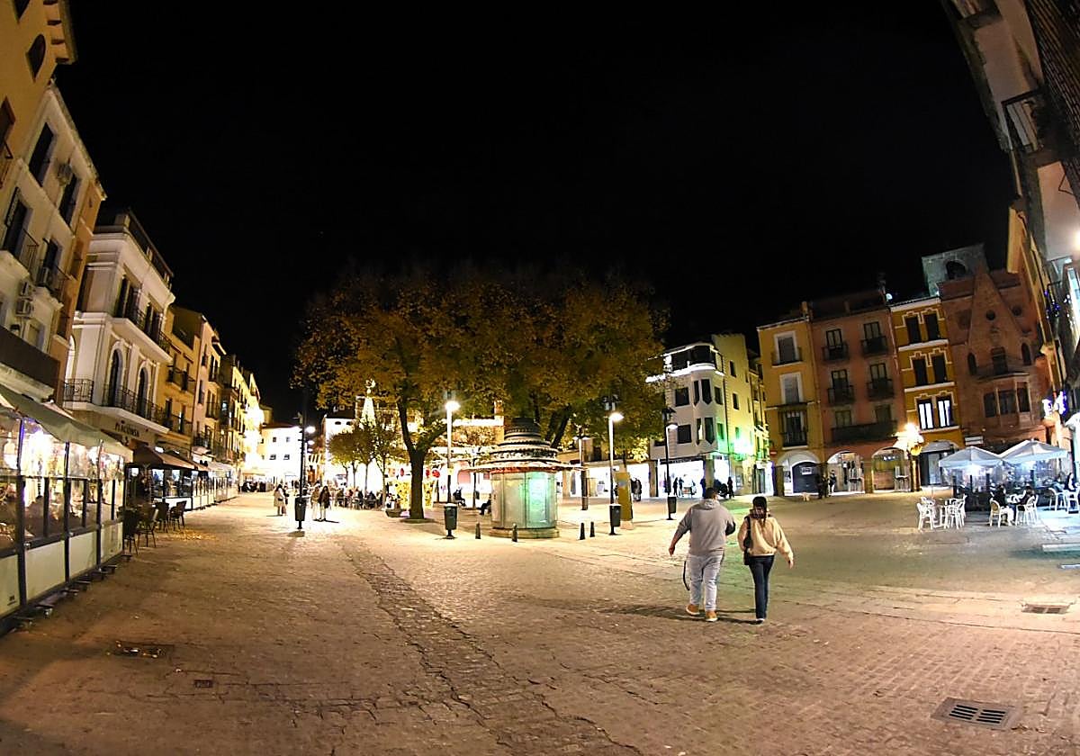 La Plaza Mayor apareceprofusamente iluminadaen la mitad norte, perono así en la mitad sur.