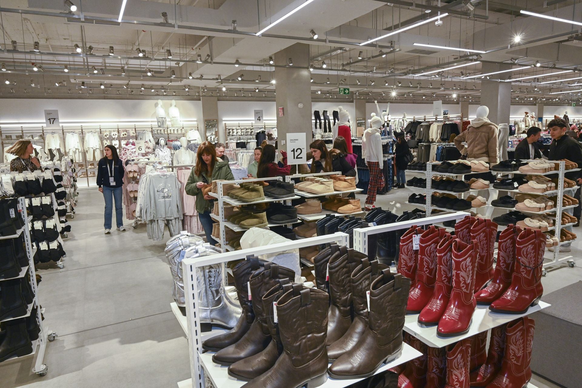 Fotos | Así ha sido la multitudinaria apertura de Lefties en El Faro