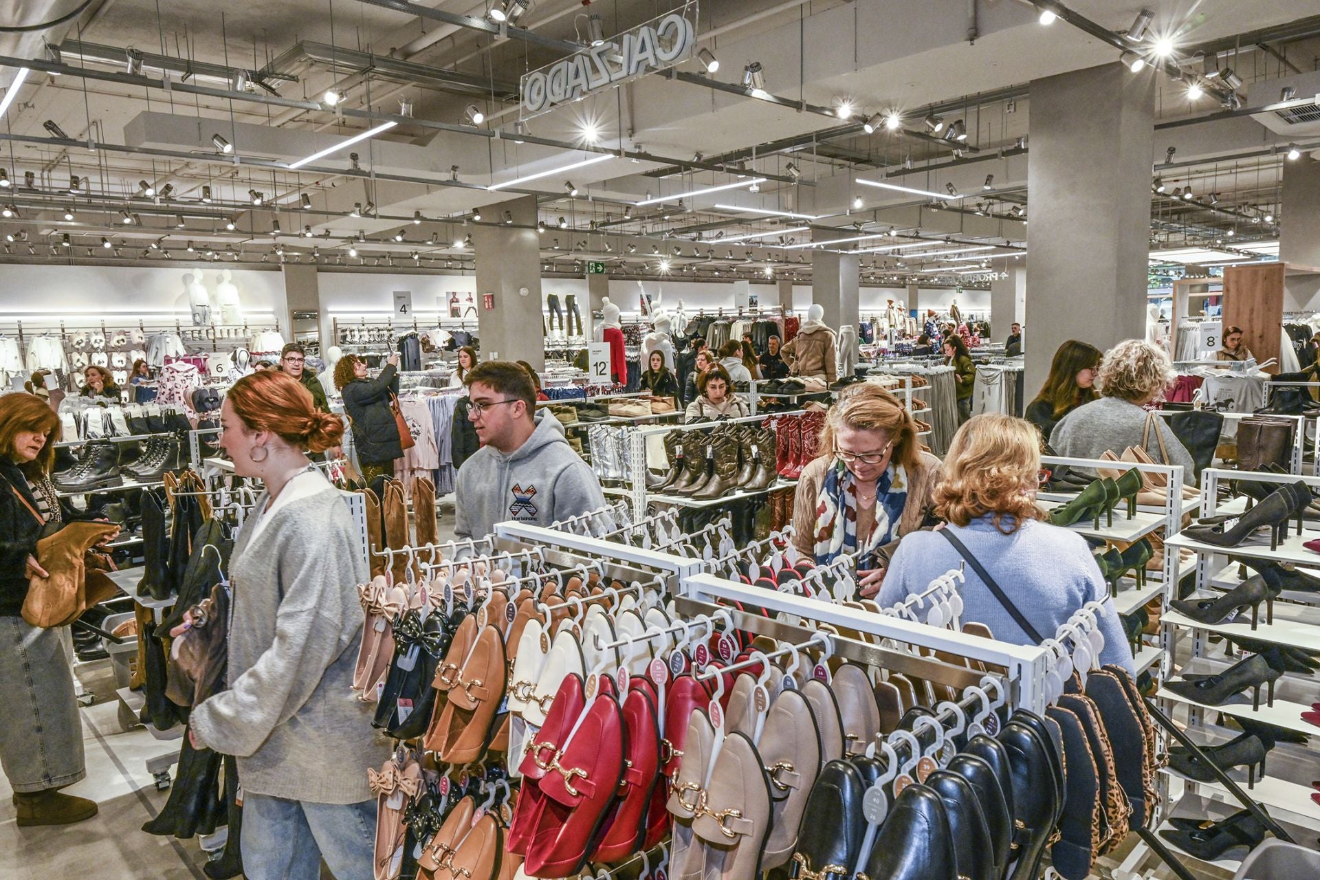 Fotos | Así ha sido la multitudinaria apertura de Lefties en El Faro