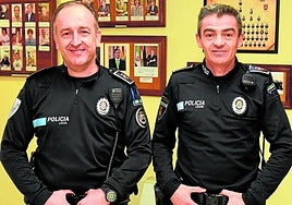 Jesús Senador y David Batuecas, en la Jefatura de la Policía Local.