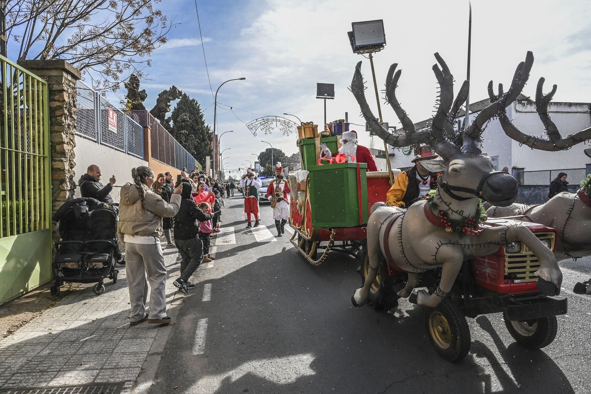 Fotos | Papá Noel llega a los barrios de Badajoz