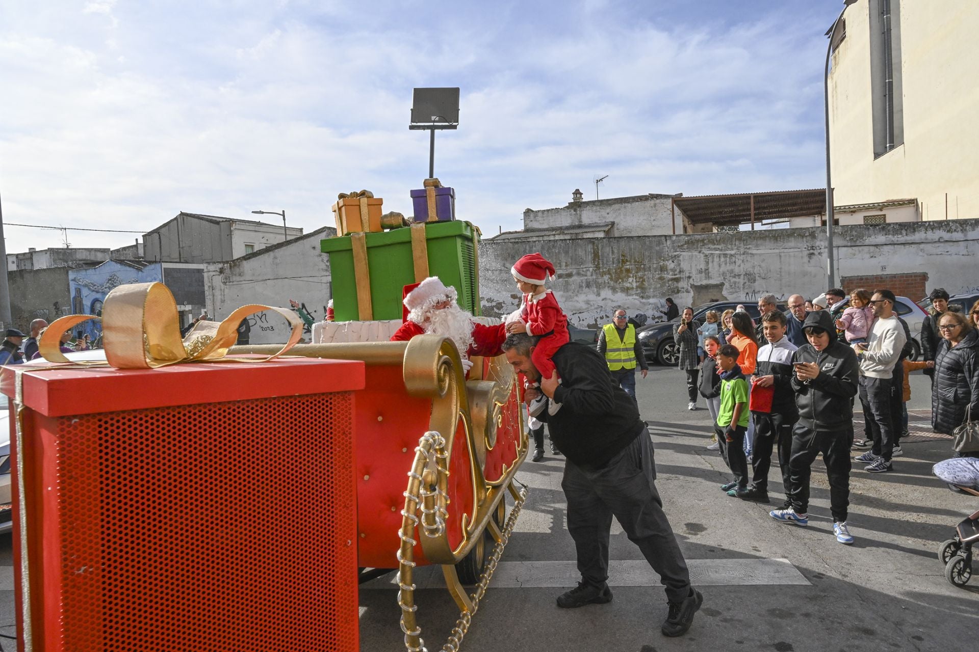 Fotos | Papá Noel llega a los barrios de Badajoz