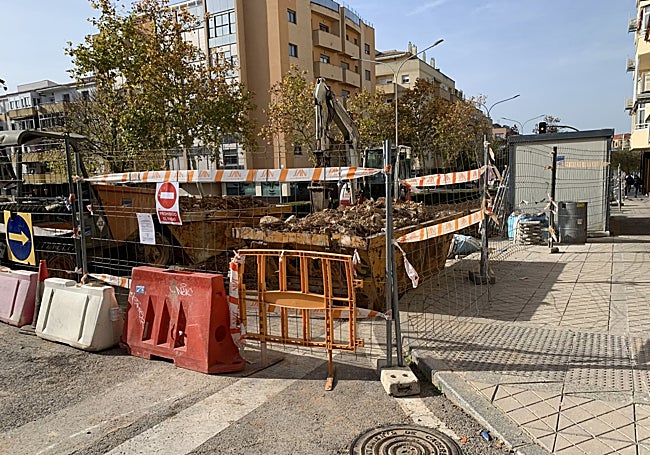 Obras en la calle Dionisio Acedo, con un tramo cortado.