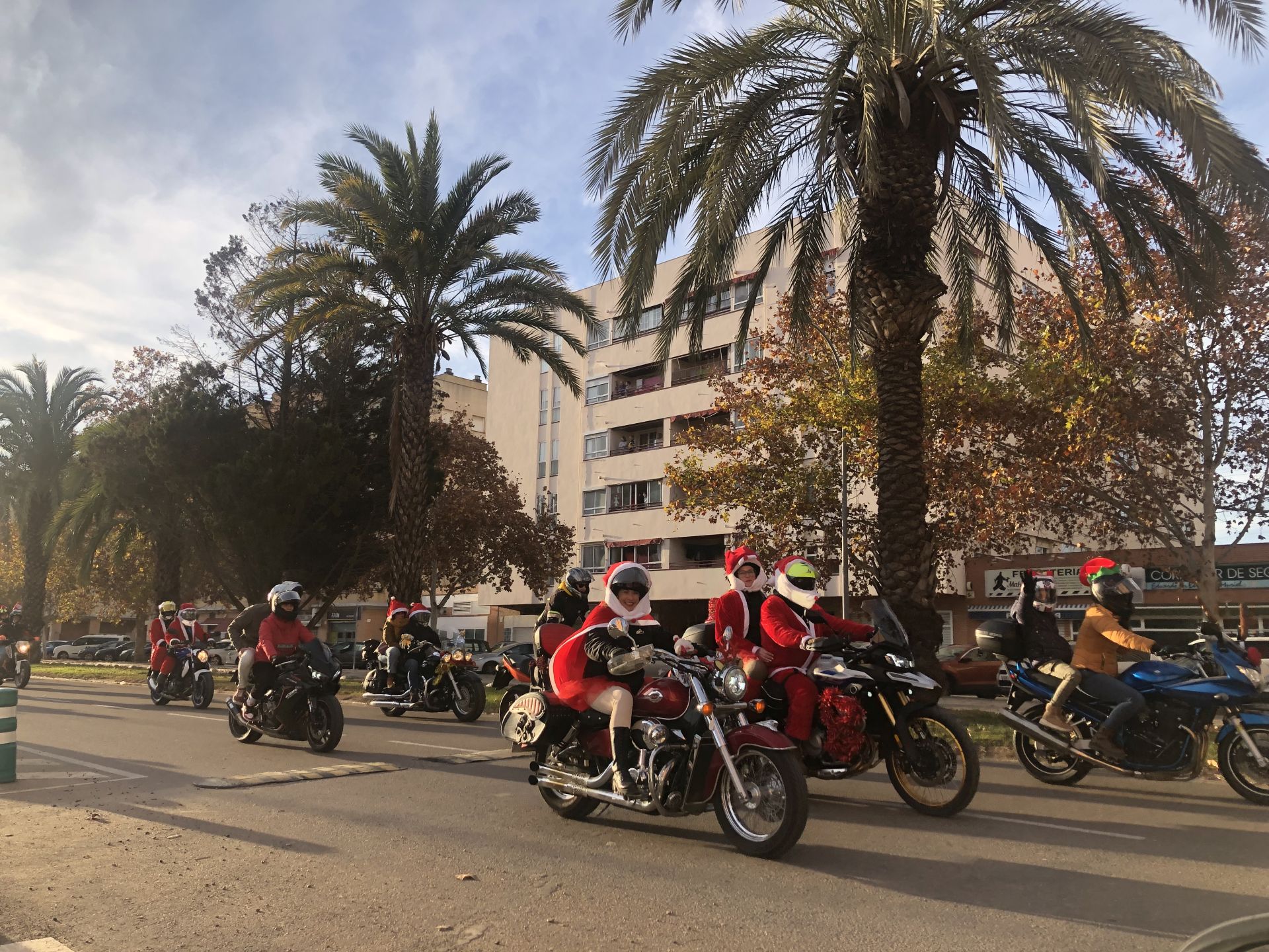 Las peñas moteras celebran la Navidad en Badajoz