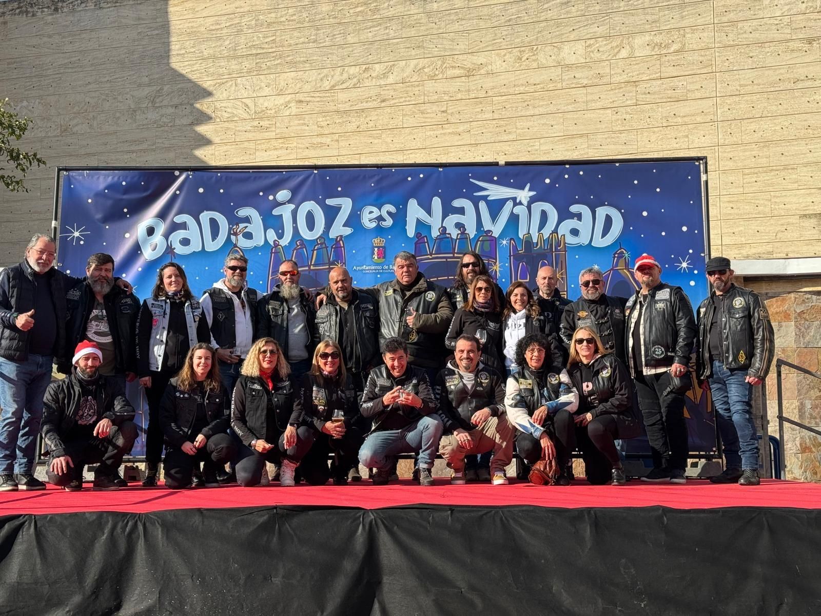 Las peñas moteras celebran la Navidad en Badajoz