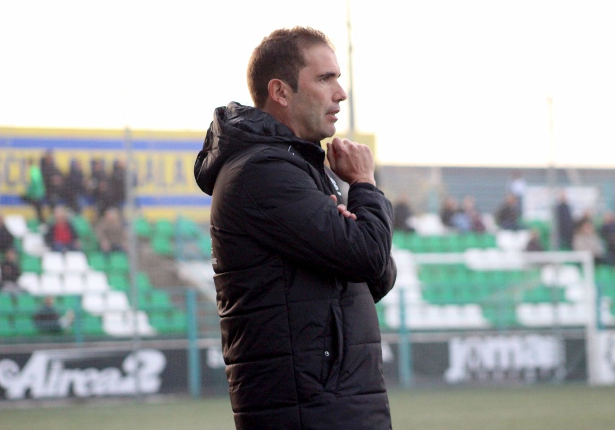 El técnico del Jaraíz Dani Baños en el partido disputado en Navalmoral.