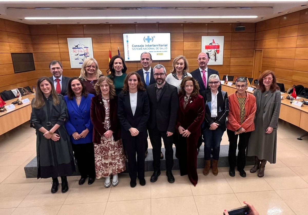 Los consejeros junto a la Ministra de Sanidad, Mónica García, tras el Consejo interterritorial en el que se ha abordado el asunto de Muface.