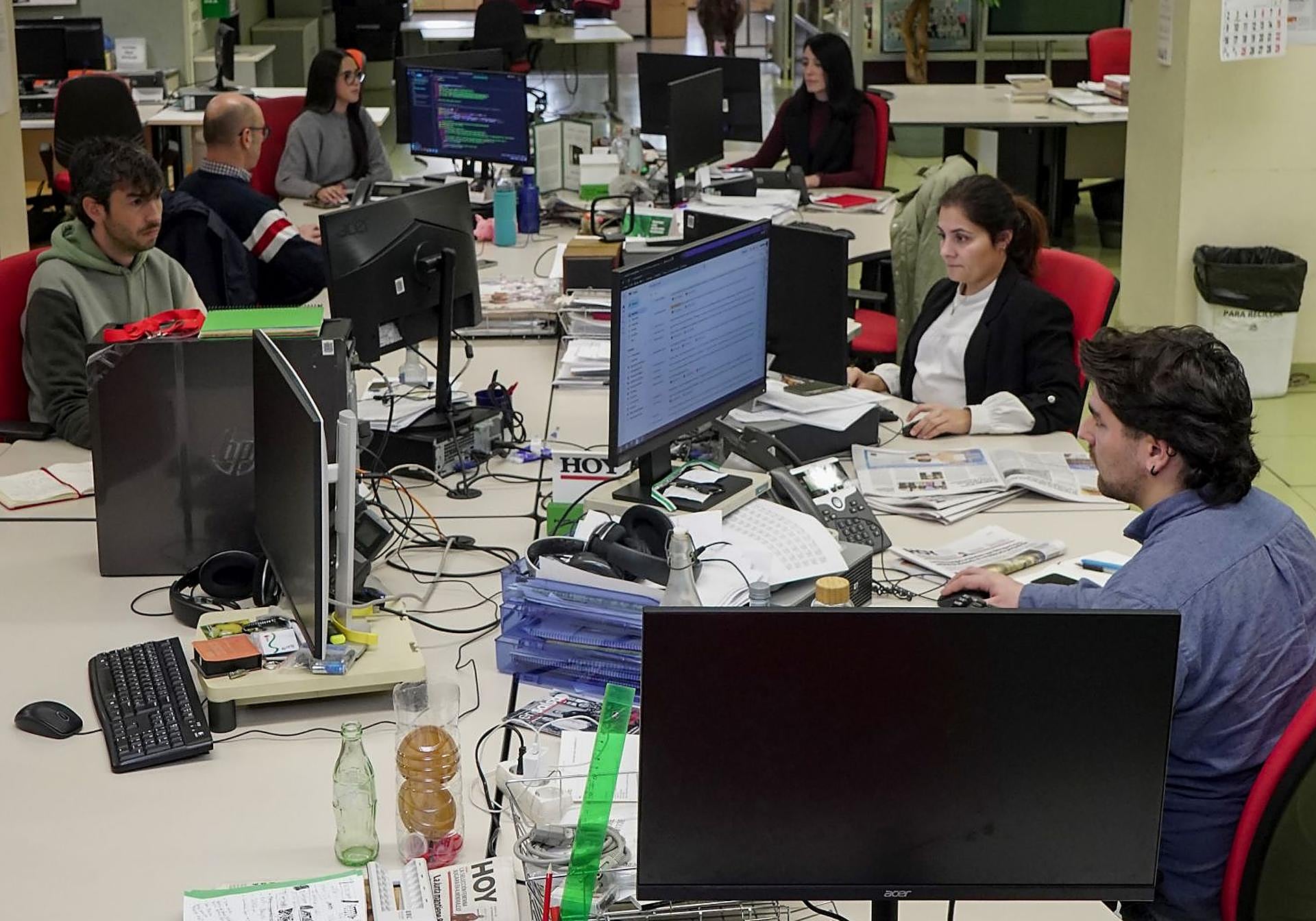 Editores web en la redacción de HOY en la actualidad.