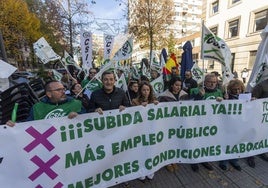 Manifestantes de CSIF por la continuidad de Muface en Extremadura, en la Subdelegación del Gobierno en Cáceres.