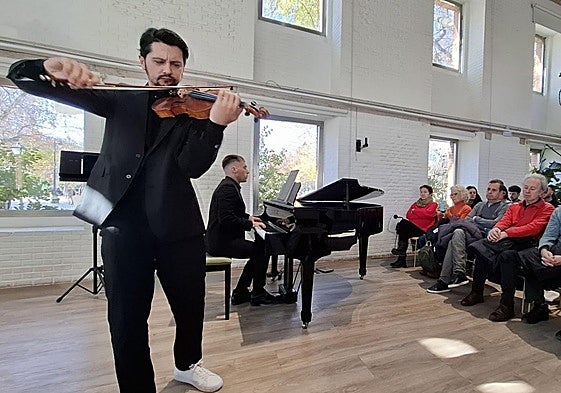 En segundo plano, Pablo Márquez al piano en el concierto del pasado 15 de diciembre.