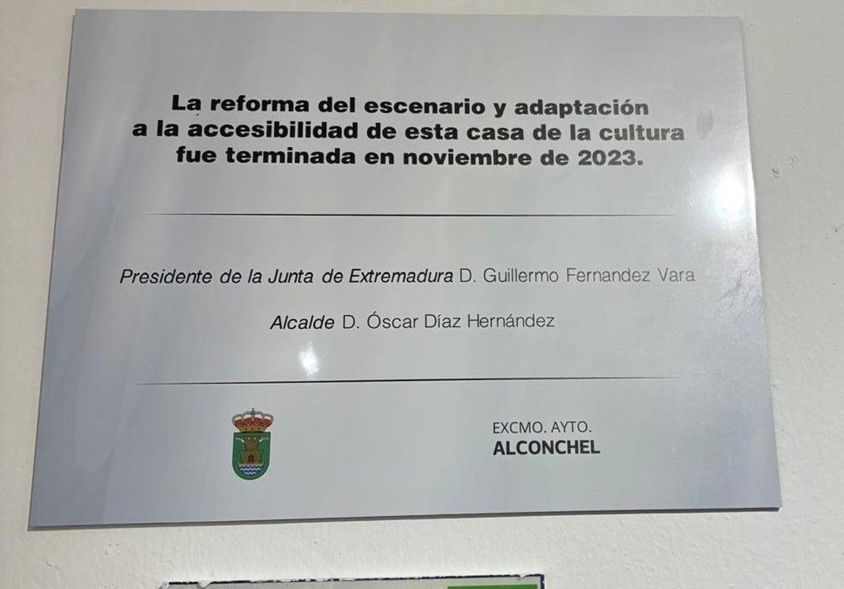 Placa colocada en Alconchel con fecha del año pasado, cuando ya gobernaba María Guardiola como presidenta de la Junta de Extremadura.