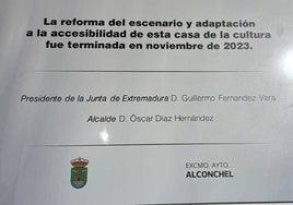 Placa colocada en Alconchel con fecha del año pasado, cuando ya gobernaba María Guardiola como presidenta de la Junta de Extremadura.