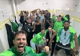 Celebración en el vestuario verdinegro tras el último triunfo ante el Ponferrada.