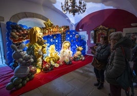 Belén compuesto por globos de la Fundación Mercedes Calles, en la Plaza de San Jorge.