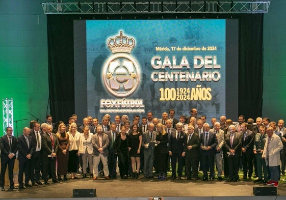 Foto de familia con los galardonados y autoridades en la Gala del Centenario de la FExF.