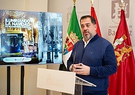 El concejal de Transporte Público, José Luis González, ha informado sobre la ruta navideña para los mayores.