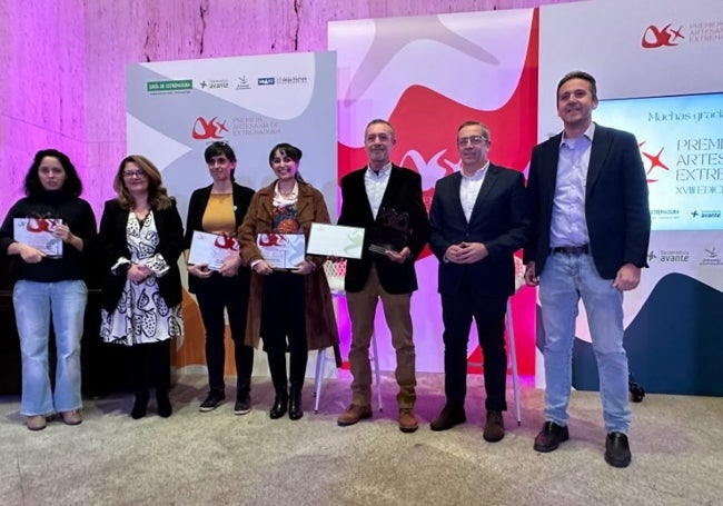 Algunos de los artesanos premiados, junto a las autoridades.