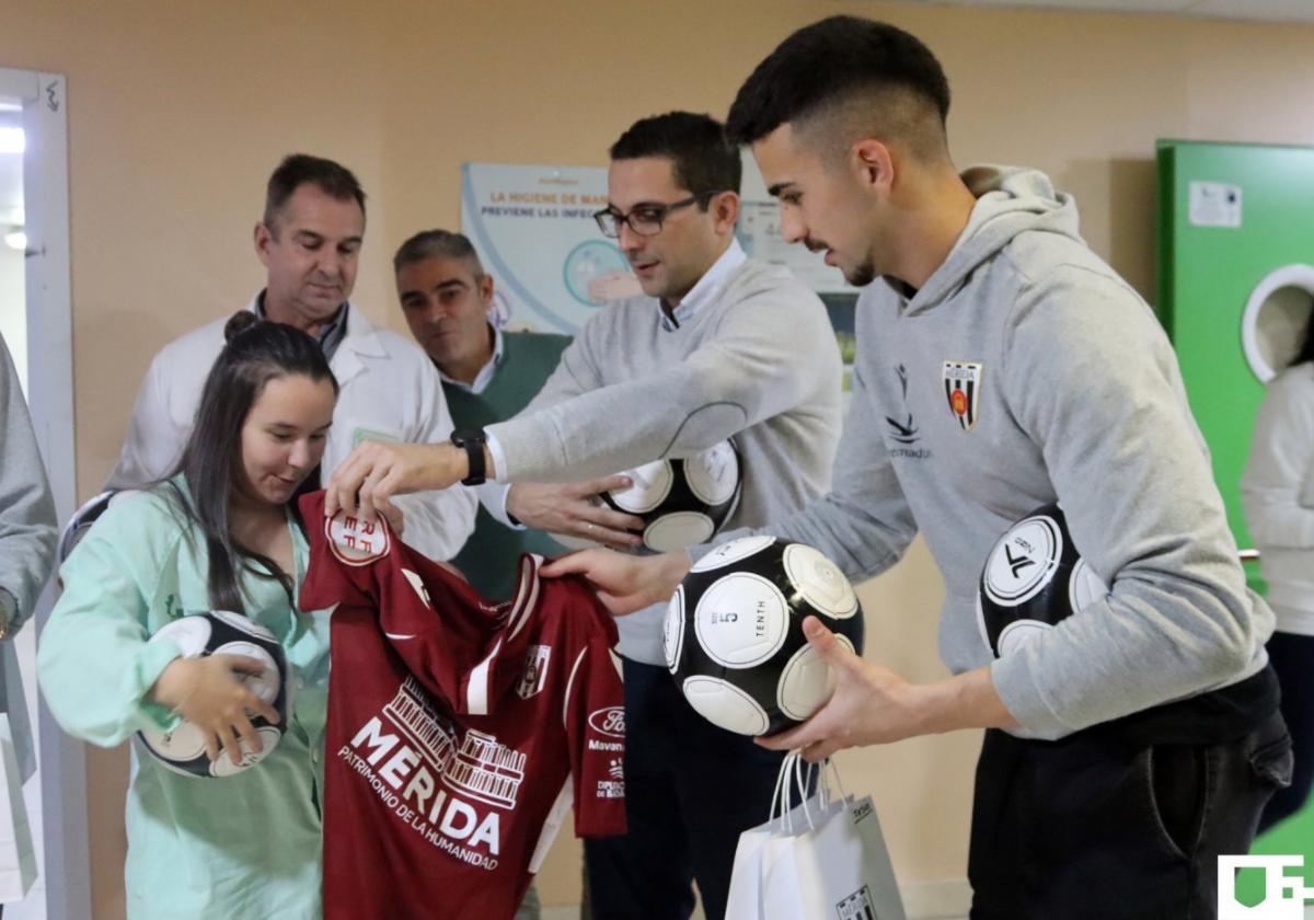 El Mérida visita a los niños y jóvenes en el hospital