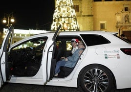 Los mayores hicieron parada en la Plaza de España y se fotografiaron junto al gran árbol de Navidad.