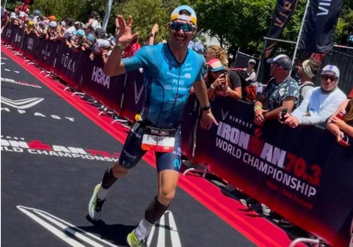 El emeritense Peru Lozano en su llegada a meta en el Mundial de Ironman de Nueva Zelanda.