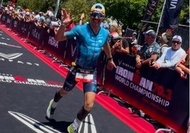 El emeritense Peru Lozano en su llegada a meta en el Mundial de Ironman de Nueva Zelanda.