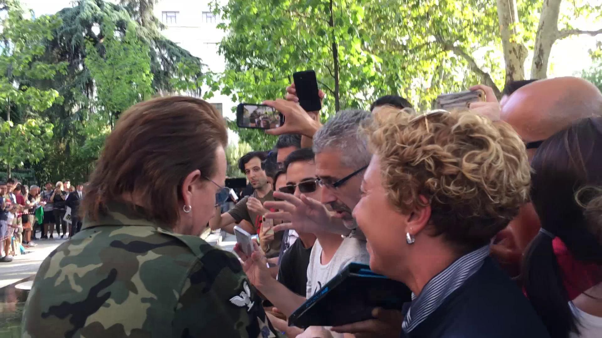 Bono, de U2, firma uno de sus vinilos.