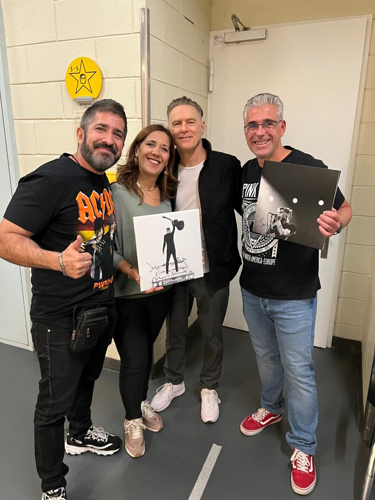 Bryan Adams les firmó varios vinilos.