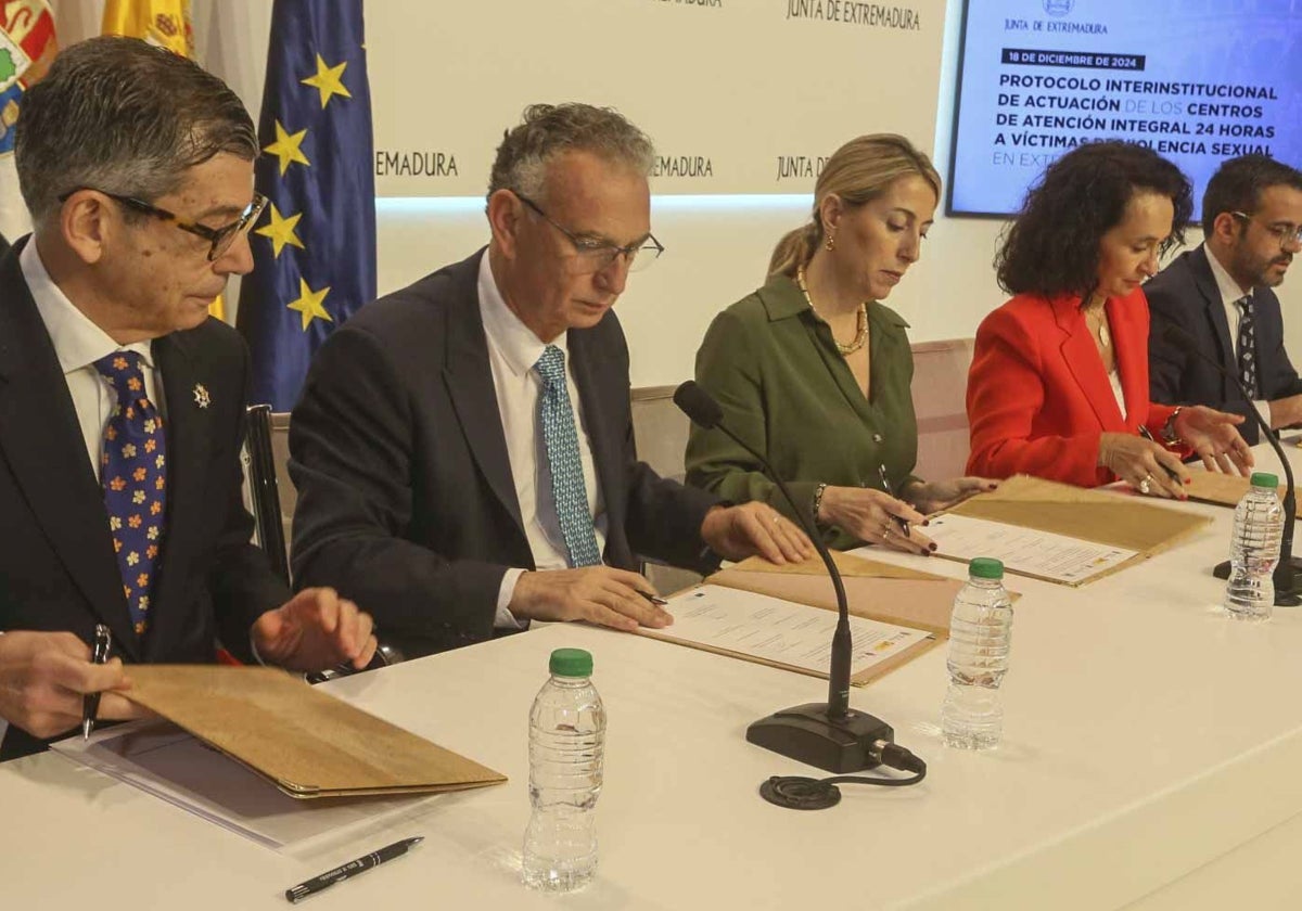 De izquierda a derecha, Montero (Fiscalía), Quintana (Delegación del Gobierno), Guardiola, Tena (TSJEx) y González (Fempex), esta mañana en la firma del protocolo.