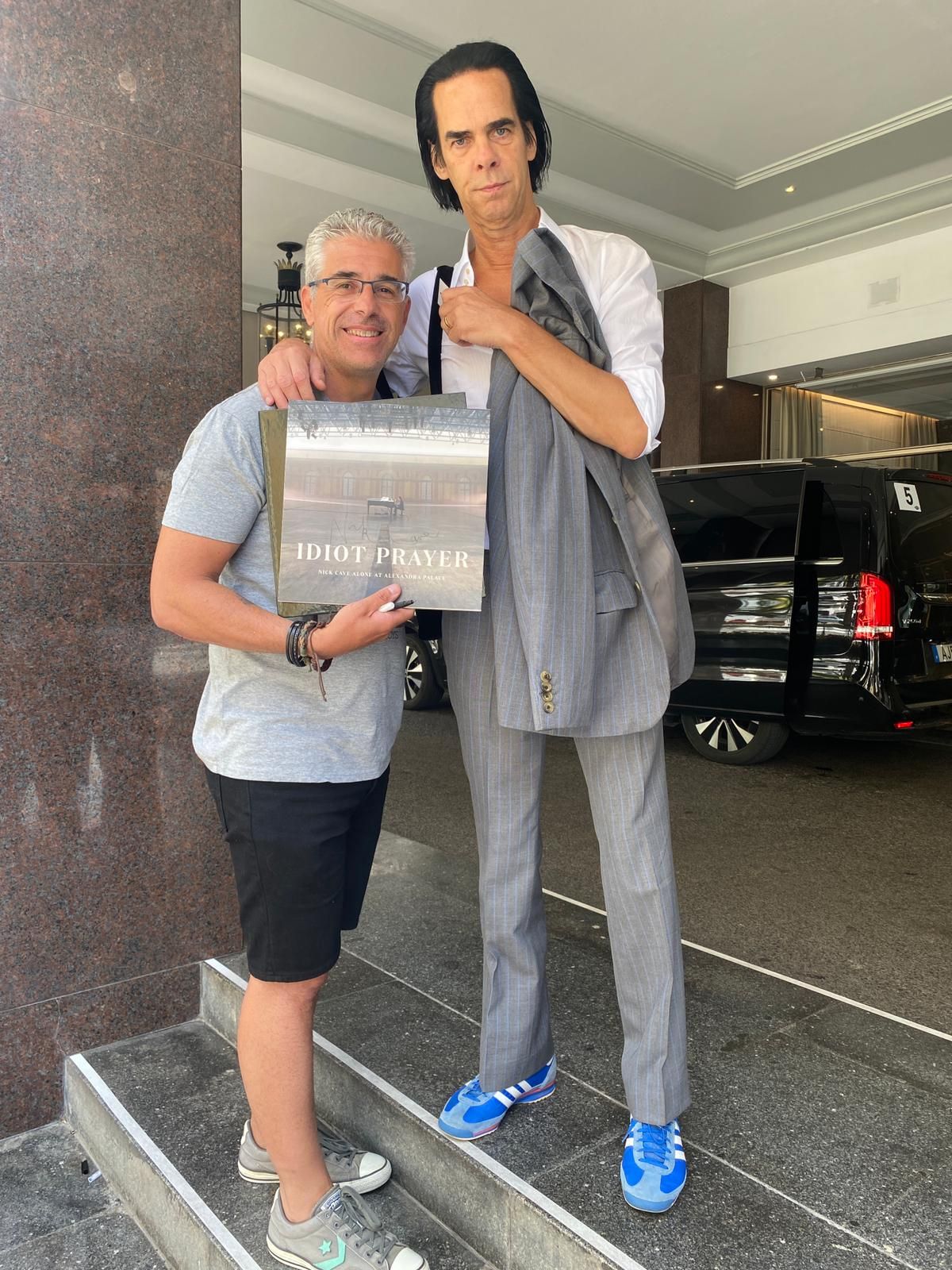 Tras lograr la firma de Nick Cave.