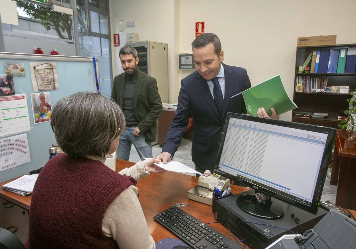 El portavoz de Vox, Óscar Fernández, registra una propuesta en la Asamblea.