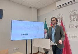 El concejal de Urbanismo, Carlos Urueña, durante la presentación del nuevo contrato para urbanizar el Campillo con un alza de precios.