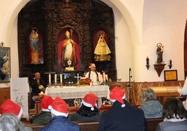 Momento de la celebración de la Novena al Niño Dios.