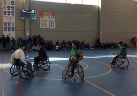 Jugadores del Mideba compartieron canastas con los estudiantes de Montijo.