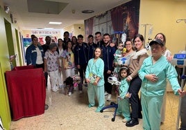 Visita del Badajoz al Hospital Materno Infantil de la capital pacense.