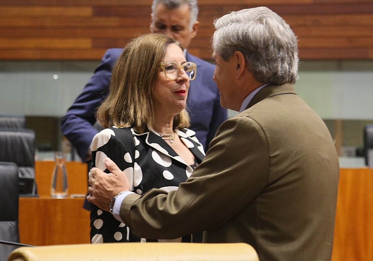Mercedes Morán, consejera de Agricultura, e Ignacio Higuero, de Gestión Forestal, en una imagen en la Asamblea de Extremadura.