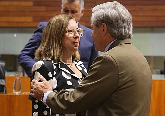 Mercedes Morán, consejera de Agricultura, e Ignacio Higuero, de Gestión Forestal, en una imagen en la Asamblea de Extremadura.