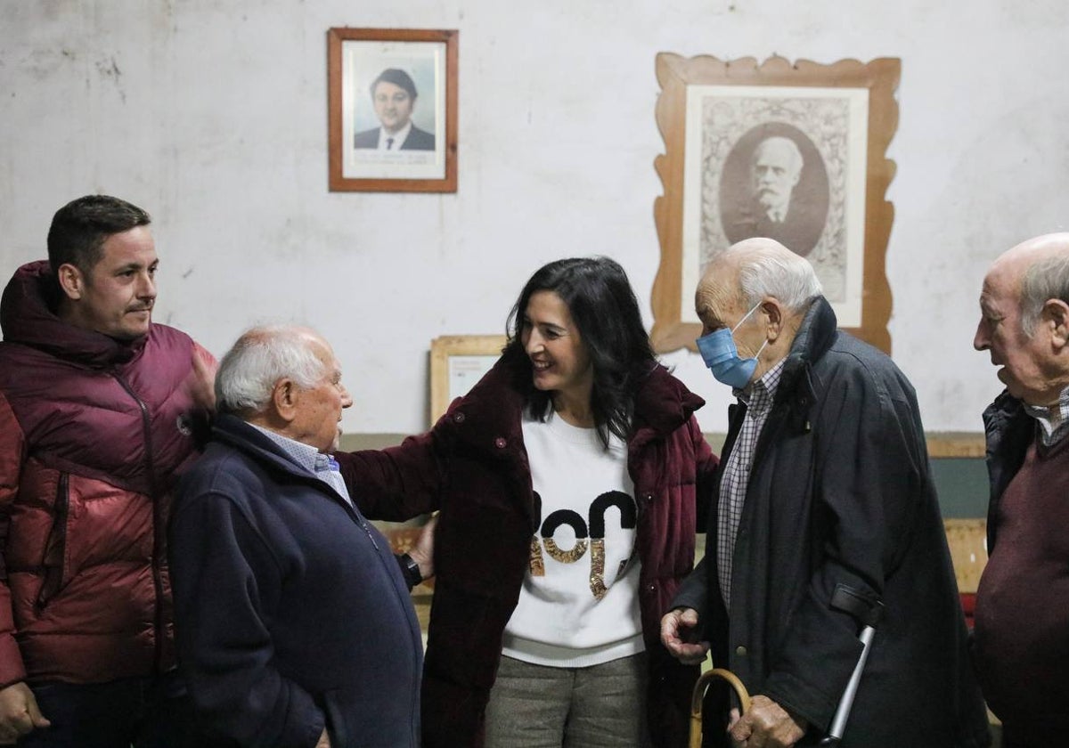 Esther Gutiérrez, con militantes de Perales del Puerto.