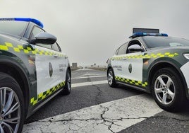 Guardia Civil de Tráfico en una carretera extremeña.