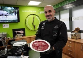 Pepe Alba lleva quince años con varias líneas de trabajo en torno al jamón: turismo, formaciones y, por supuesto, cortando en eventos.