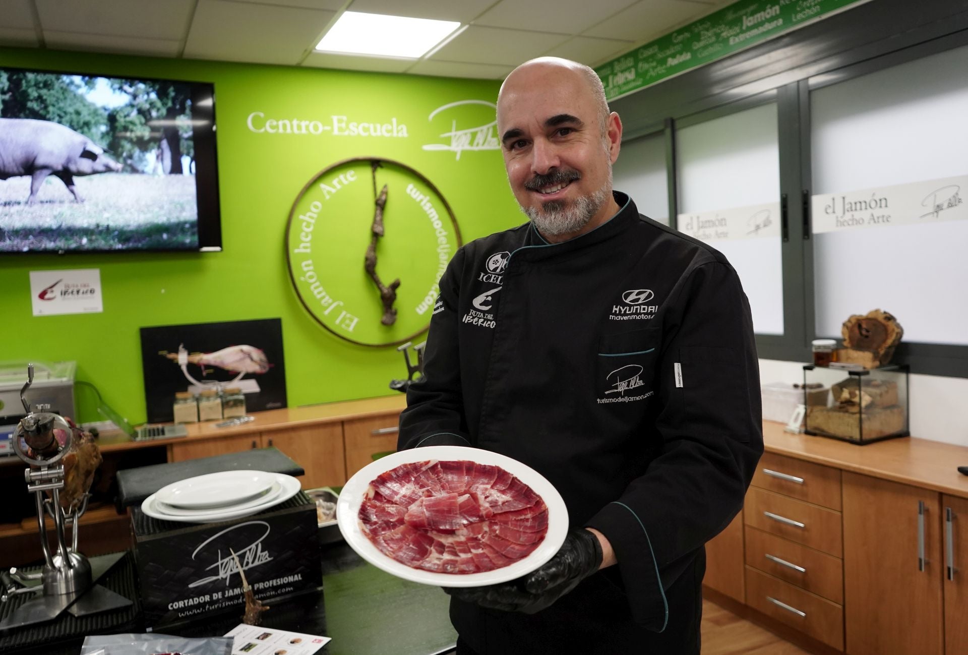 Pepe Alba lleva quince años con varias líneas de trabajo en torno al jamón: turismo, formaciones y, por supuesto, cortando en eventos.