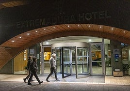 Turistas entran en un hotel de Cáceres.