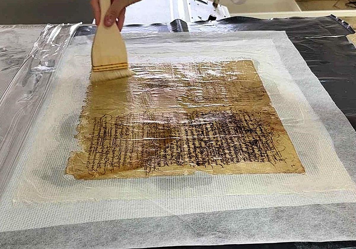 Restauración de uno de los documentos