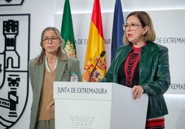 Raquel Pastor, directora general de Industria, y Mercedes Morán, consejera de Desarrollo Sostenible, durante la presentación del Balance Energético de Extremadura.