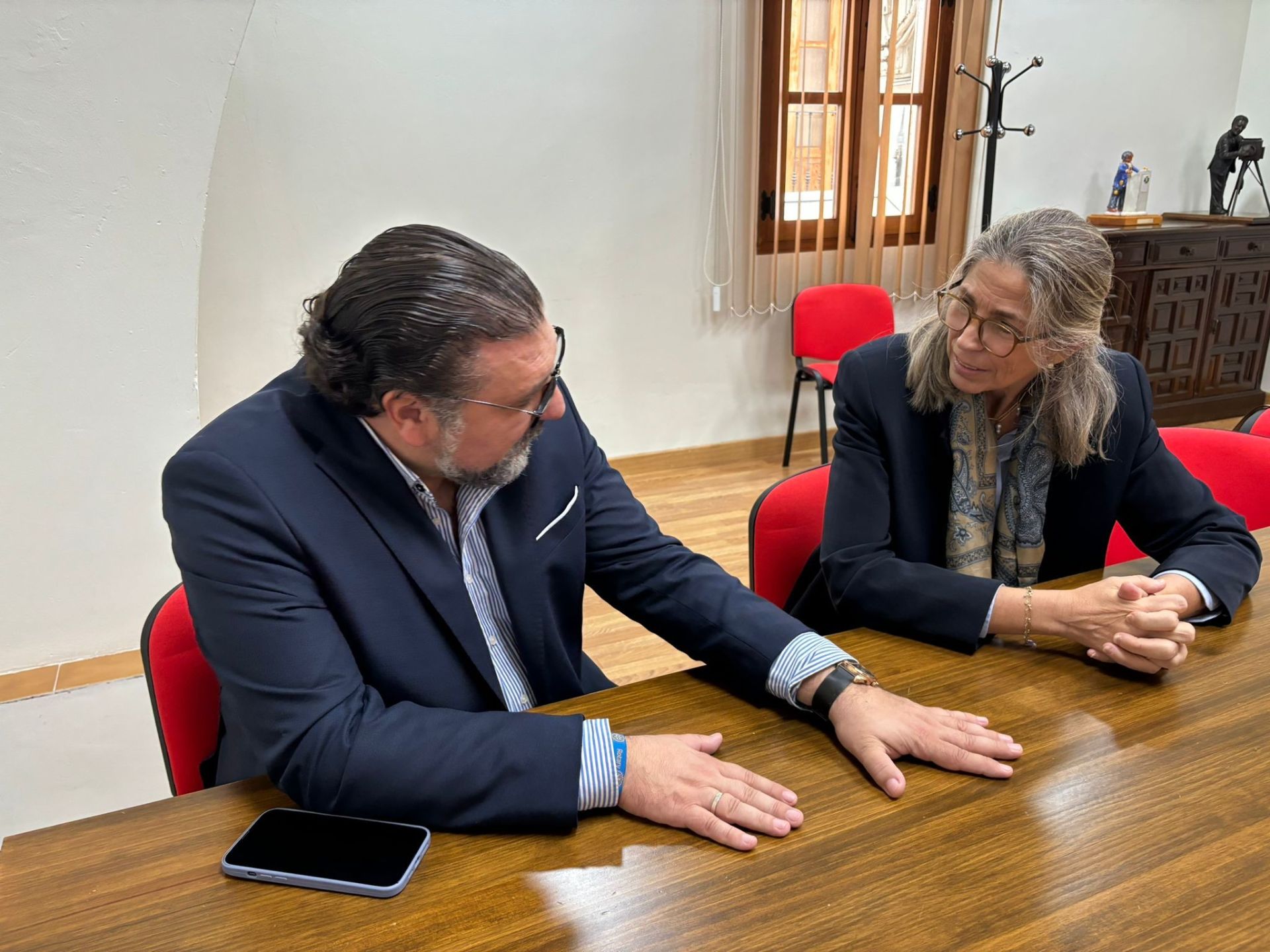 La directora general de Energía, Raquel Pastor, en una reunión mantenida con el Ayuntamiento de Plasencia.